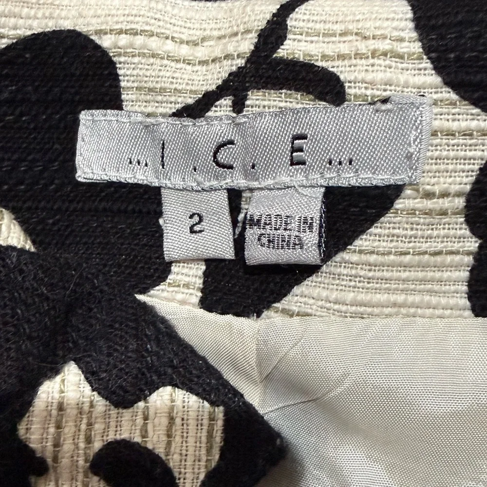 I.C.E. Black & Cream Textured Floral Cropped Blazer Jacket - Picture 6 of 13